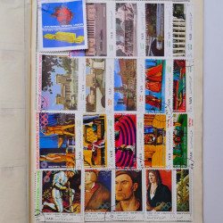 Vrac philatélique de timbres du monde neufs et oblitérés en un carton.