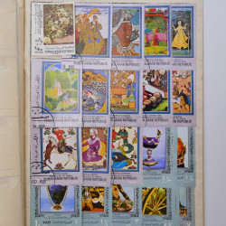 Vrac philatélique de timbres du monde neufs et oblitérés en un carton.