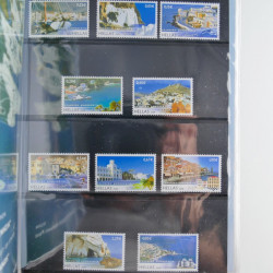 Vrac philatélique de timbres du monde neufs et oblitérés en un carton.