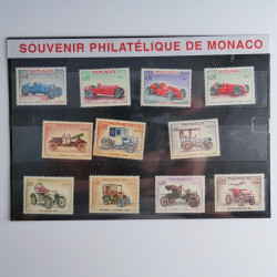 Vrac philatélique de timbres du monde neufs et oblitérés en un carton.