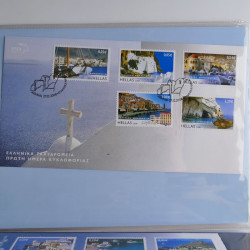 Vrac philatélique de timbres du monde neufs et oblitérés en un carton.