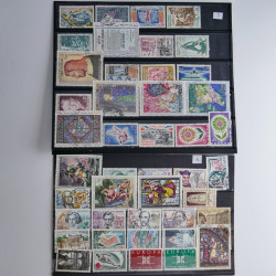 Vrac philatélique de timbres du monde neufs et oblitérés en un carton.