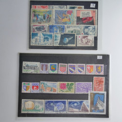 Vrac philatélique de timbres du monde neufs et oblitérés en un carton.