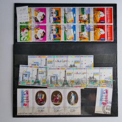 Vrac philatélique de timbres du monde neufs et oblitérés en un carton.