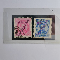 Vrac philatélique de timbres du monde neufs et oblitérés en un carton.