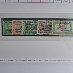 Vrac philatélique de timbres du monde neufs et oblitérés en un carton.