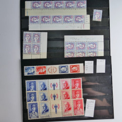 Vrac philatélique de timbres du monde neufs et oblitérés en un carton.