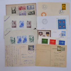 Vrac philatélique de timbres du monde neufs et oblitérés en un carton.