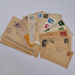 Vrac philatélique de timbres du monde neufs et oblitérés en un carton.