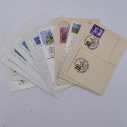 Vrac philatélique de timbres du monde neufs et oblitérés en un carton.