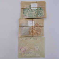 Vrac philatélique de timbres du monde neufs et oblitérés en un carton.