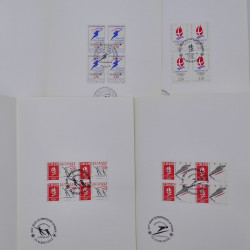 Vrac philatélique de timbres du monde neufs et oblitérés en un carton.