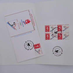 Vrac philatélique de timbres du monde neufs et oblitérés en un carton.