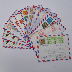 Vrac philatélique de timbres du monde neufs et oblitérés en un carton.