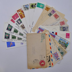 Vrac philatélique de timbres du monde neufs et oblitérés en un carton.