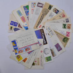 Vrac philatélique de timbres du monde neufs et oblitérés en un carton.