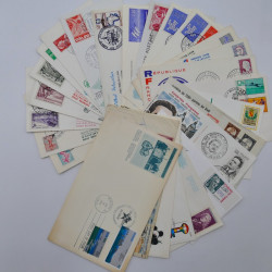 Vrac philatélique de timbres du monde neufs et oblitérés en un carton.