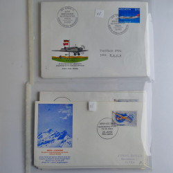 Vrac philatélique de timbres du monde neufs et oblitérés en un carton.