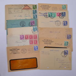 Vrac philatélique de timbres du monde neufs et oblitérés en un carton.