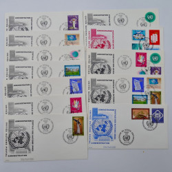 Vrac philatélique de timbres du monde neufs et oblitérés en un carton.