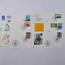 Vrac philatélique de timbres du monde neufs et oblitérés en un carton.