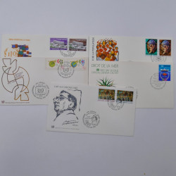 Vrac philatélique de timbres du monde neufs et oblitérés en un carton.