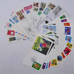 Vrac philatélique de timbres du monde neufs et oblitérés en un carton.