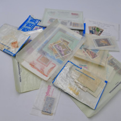 Vrac philatélique de timbres du monde neufs et oblitérés en un carton.