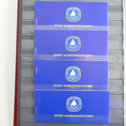 Allemagne lot de 49 carnets de timbres neufs** en un album.