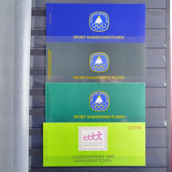 Allemagne lot de 49 carnets de timbres neufs** en un album.