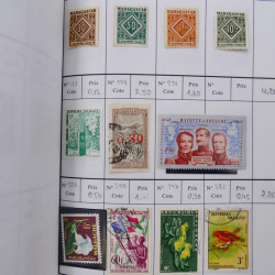 Lot de timbres de Madagascar neufs et oblitérés en 2 carnets à choix.