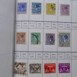 Lot de timbres de Pays-Bas 1852-1997 neufs et oblitérés en 3 carnets à choix.