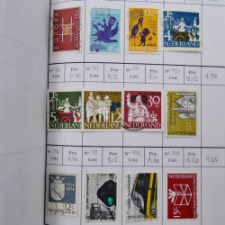 Lot de timbres de Pays-Bas 1852-1997 neufs et oblitérés en 3 carnets à choix.