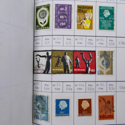 Lot de timbres de Pays-Bas 1852-1997 neufs et oblitérés en 3 carnets à choix.