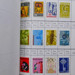 Lot de timbres de Pays-Bas 1852-1997 neufs et oblitérés en 3 carnets à choix.
