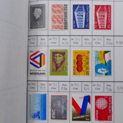 Lot de timbres de Pays-Bas 1852-1997 neufs et oblitérés en 3 carnets à choix.