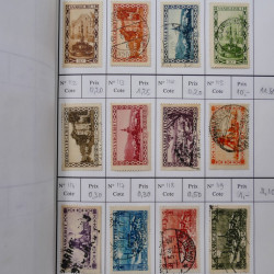 Lot de timbres de Sarre 1920-1957 neufs et oblitérés en 2 carnets à choix.