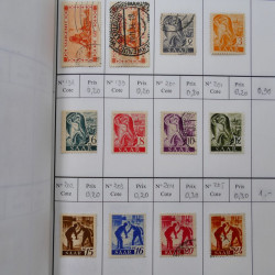 Lot de timbres de Sarre 1920-1957 neufs et oblitérés en 2 carnets à choix.