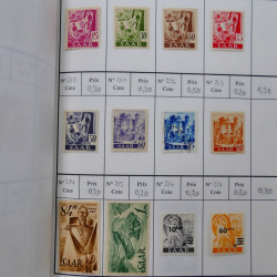 Lot de timbres de Sarre 1920-1957 neufs et oblitérés en 2 carnets à choix.