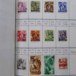 Lot de timbres de Sarre 1920-1957 neufs et oblitérés en 2 carnets à choix.