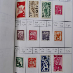 Lot de timbres de Sarre 1920-1957 neufs et oblitérés en 2 carnets à choix.