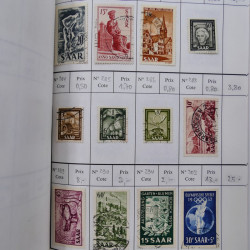Lot de timbres de Sarre 1920-1957 neufs et oblitérés en 2 carnets à choix.