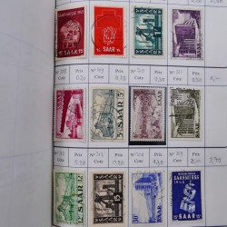 Lot de timbres de Sarre 1920-1957 neufs et oblitérés en 2 carnets à choix.