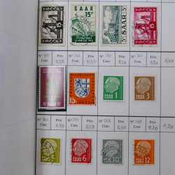 Lot de timbres de Sarre 1920-1957 neufs et oblitérés en 2 carnets à choix.