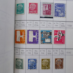 Lot de timbres de Sarre 1920-1957 neufs et oblitérés en 2 carnets à choix.