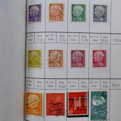 Lot de timbres de Sarre 1920-1957 neufs et oblitérés en 2 carnets à choix.