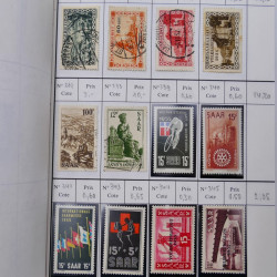Lot de timbres de Sarre 1920-1957 neufs et oblitérés en 2 carnets à choix.