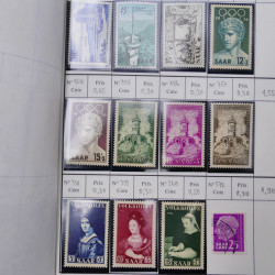 Lot de timbres de Sarre 1920-1957 neufs et oblitérés en 2 carnets à choix.