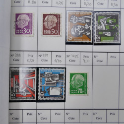 Lot de timbres de Sarre 1920-1957 neufs et oblitérés en 2 carnets à choix.