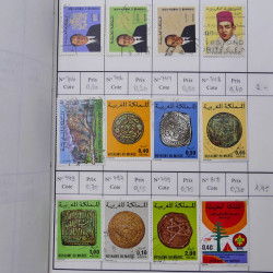 Lot de timbres d'Algérie, Maroc, Tunisie en 7 carnets à choix.